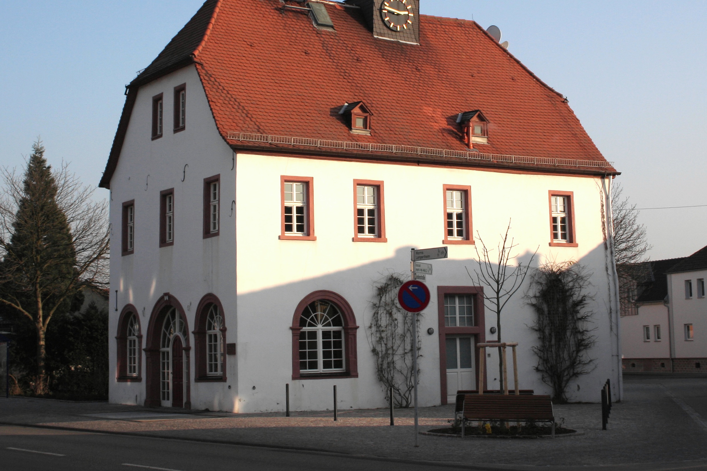 Rathaus - Hofheim Ried